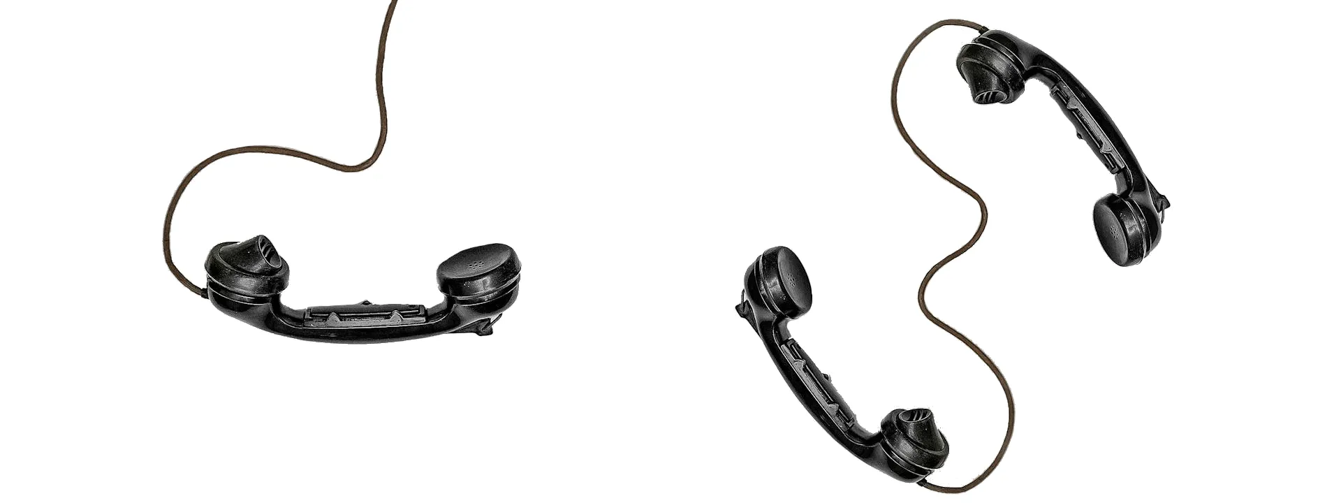 Drie zwarte telefoons op een witte achtergrond.