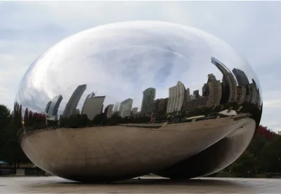 Een reflectie van een stad in een spiegelbol.