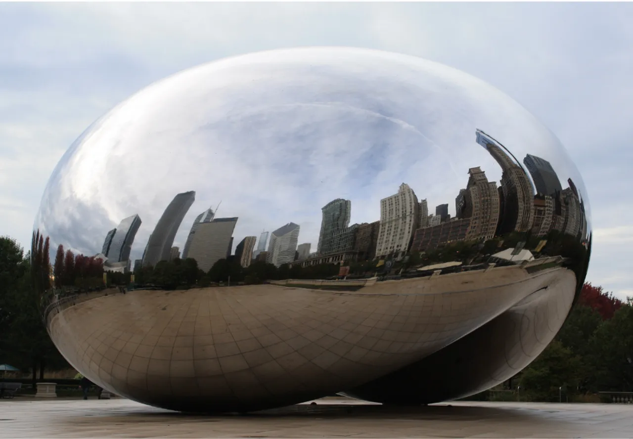 Een reflectie van een stad in een spiegelbol.