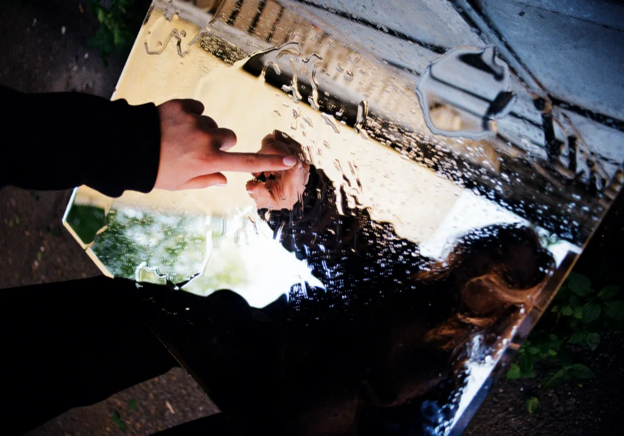 Een reflectie van een stad in een spiegelbol.