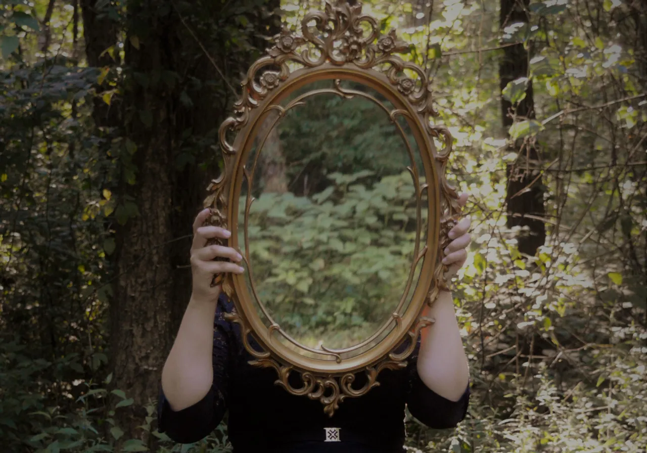 Een reflectie van een stad in een spiegelbol.